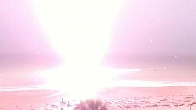 Espectacular caída de un rayo en una playa de Florida