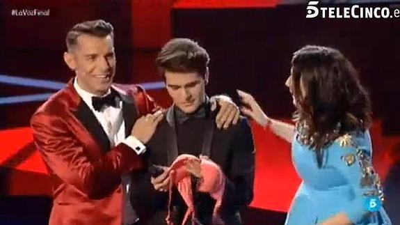 'La Voz': Maverick queda tercero y una fan le lanza un sujetador en directo