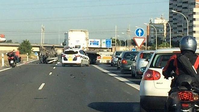 Un accidente múltiple provoca atascos en la V-30 y en la Pista de Silla