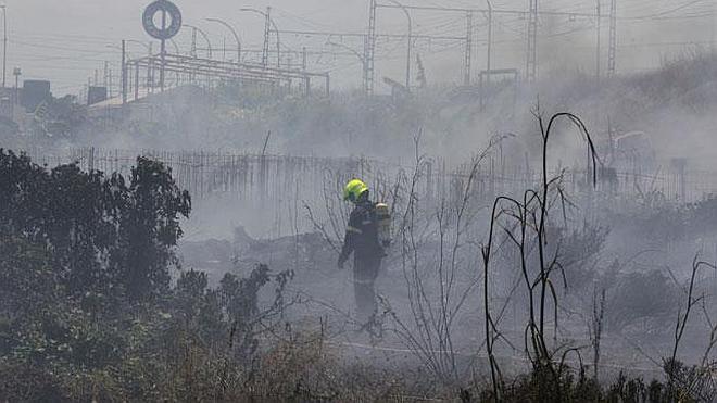 Un incendio de matorrales desata una columna de humo al sur de Valencia