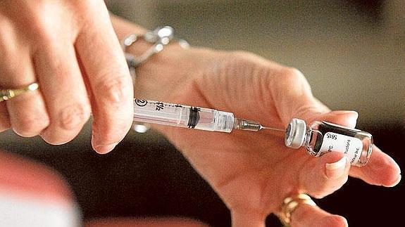 Cuarenta madres acusan a una médico de vacunar a sus hijos con suero