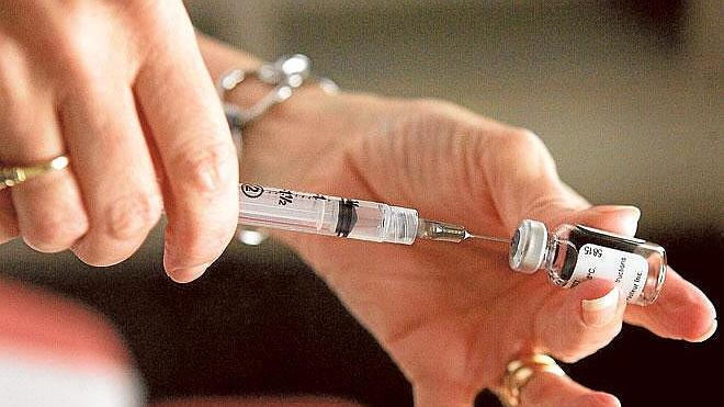Cuarenta madres acusan a una médico de vacunar a sus hijos con suero