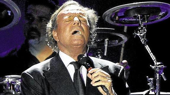 Julio Iglesias, ingresado por un problema cardíaco