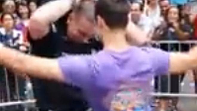 Un policía se lanza a bailar en la marcha del Orgullo Gay