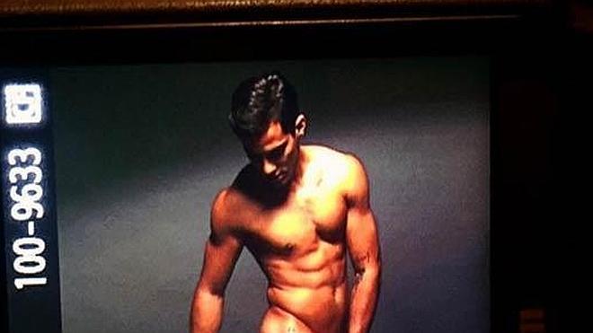 Joel Bosqued, completamente desnudo