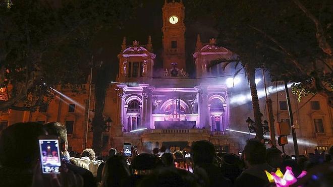 15.000 personas reciben 2016 en la primera macrofiesta en el Ayuntamiento