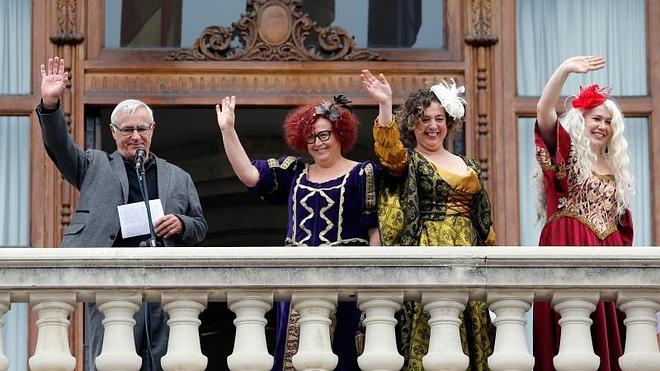 Ribó recibe en el Ayuntamiento de Valencia a las tres 'Magas' en un acto republicano