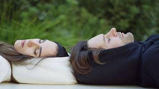 Esta capucha hinchable te permitirá dormir donde quieras