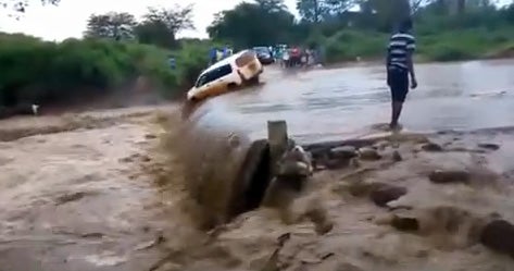 Cae por una cascada al intentar vencer la corriente