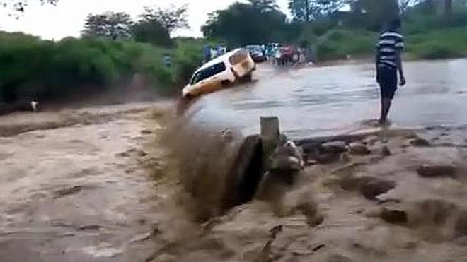 Cae por una cascada al intentar vencer la corriente