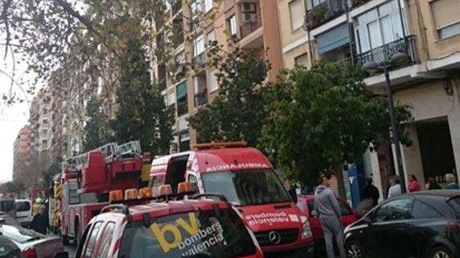 Alarma por un incendio en un edificio de la avenida Ausiàs March de Valencia