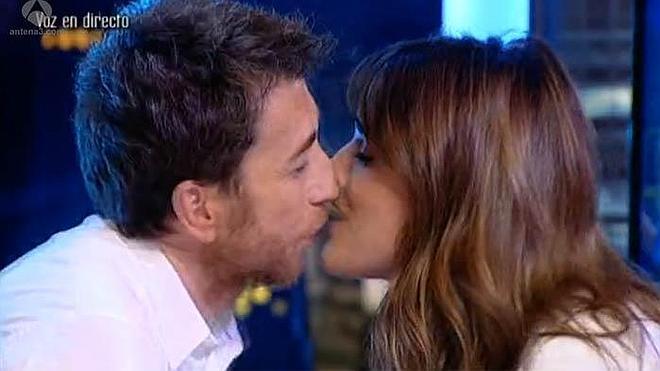'El Hormiguero': Pablo Motos besa a Adriana Ugarte