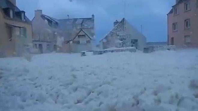 Un pueblo inundado por espuma de mar