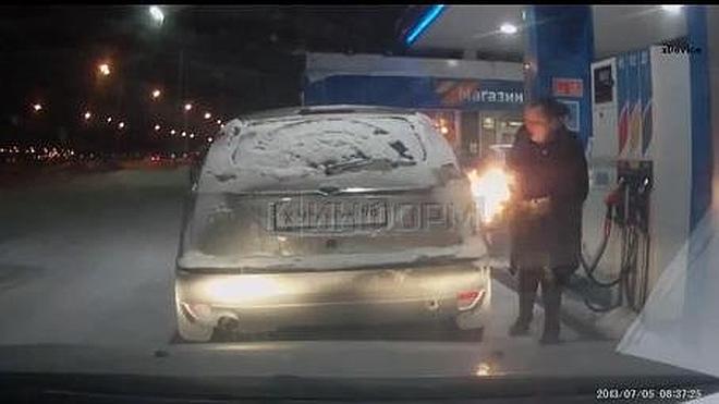 Incendia su coche tras encenderse un cigarrillo