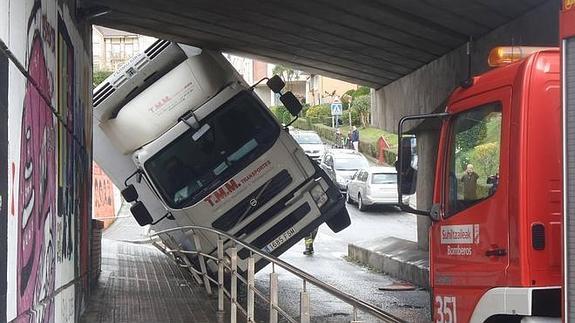 Se despista y encaja su camión debajo de un puente