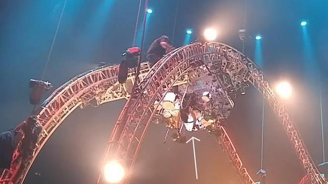 Tommy Lee se queda colgado en el aire durante un concierto