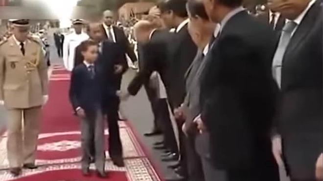 El heredero marroquí 'huye' del beso en la mano
