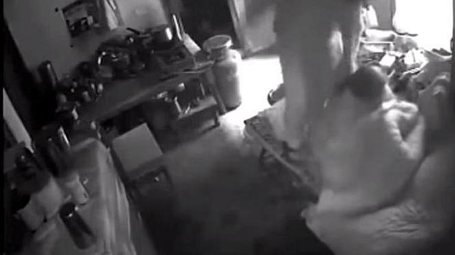 Brutal paliza de una mujer a su suegra en India