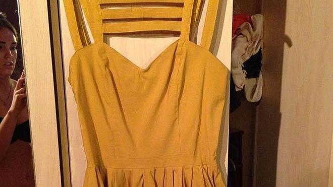 Vende un vestido por internet y publica por error una foto suya desnuda