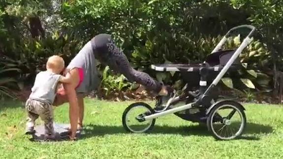 Elsa Pataky te enseña a ponerte en forma con un carrito de bebé