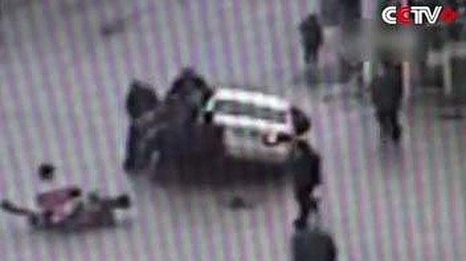 Queda atrapado bajo un coche tras sufrir un accidente