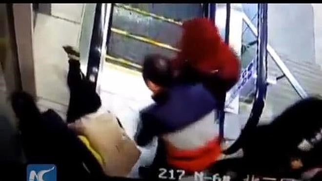 Un niño, a punto de morir 'tragado' por una escalera mecánica