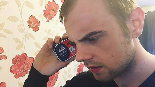 Compra un móvil y recibe una lata de sardinas y un estropajo