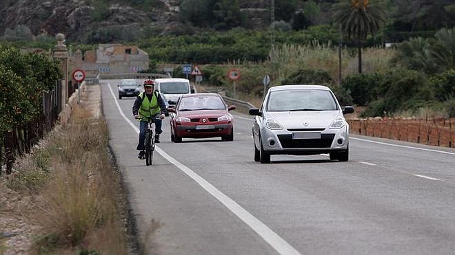 Casi cuatro de cada 10 conductores adelantan mal a los ciclistas en carretera