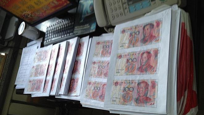 Un hombre tritura 21.000 dólares en billetes y su familia pasa meses pegángolos