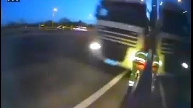 Un transportista se queda a milímetros de la muerte mientras arregla una llanta