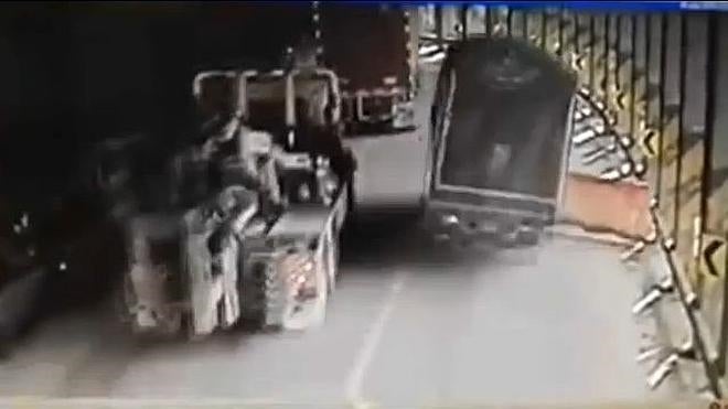 Un camión pierde el control en mitad de un tunel