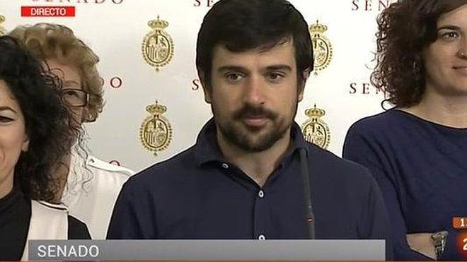 Al portavoz de Podemos en el Senado se le escapa un «subnormal» a micrófono abierto