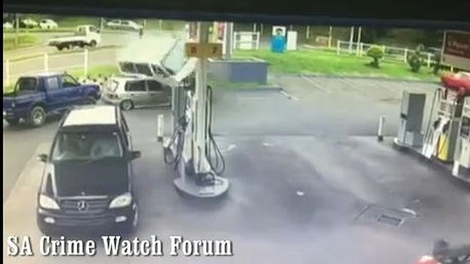 Pierde el control de su furgoneta en una gasolinera