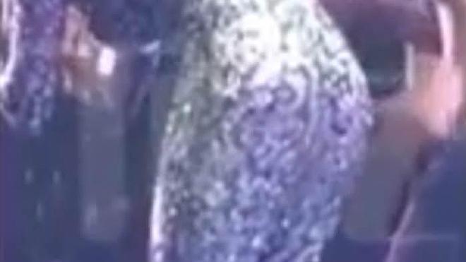 Jennifer Lopez enseña el trasero en un concierto al rompérsele el pantalón