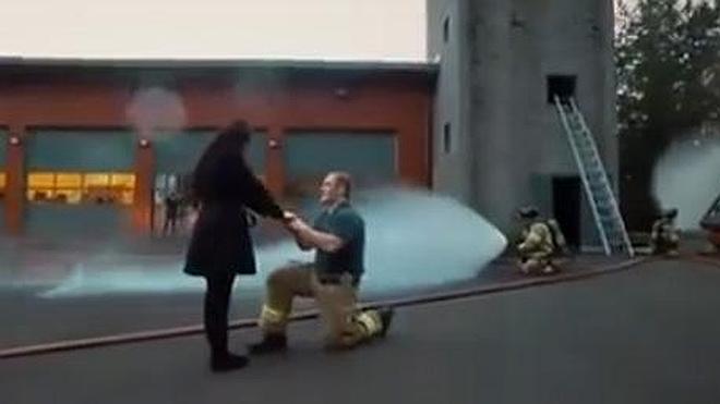 Una pedida de mano entre agua y sirenas de bomberos