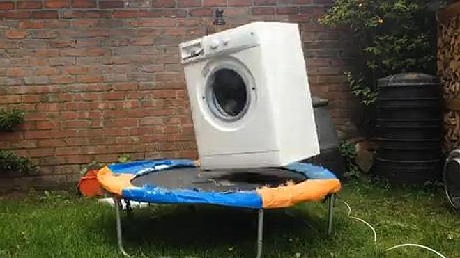 ¿Cómo salta una lavadora en una cama elástica?