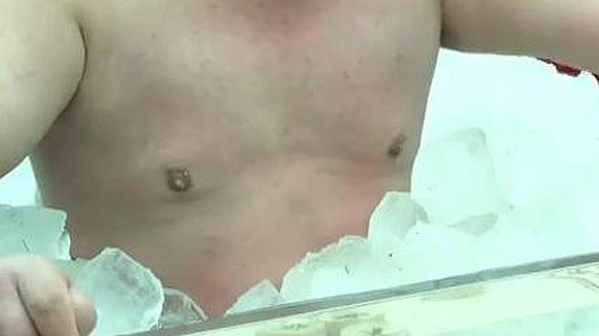 Juega al ajedrez sumergido en el hielo