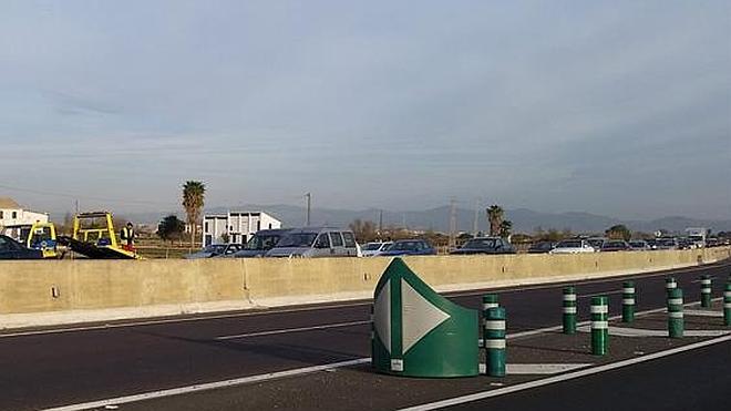 Un accidente de tráfico provoca atascos de 6 kilómetros en la V-21 en Alboraya