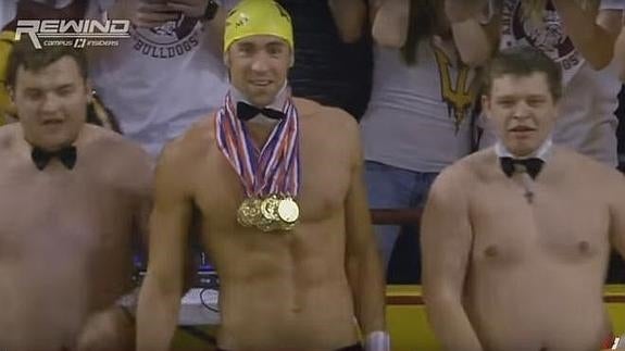 Michael Phelps, casi desnudo en un partido de baloncesto
