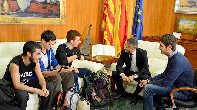 Tres jovenes caminan desde Valencia a Xàbia para pedir mejoras en el transporte público