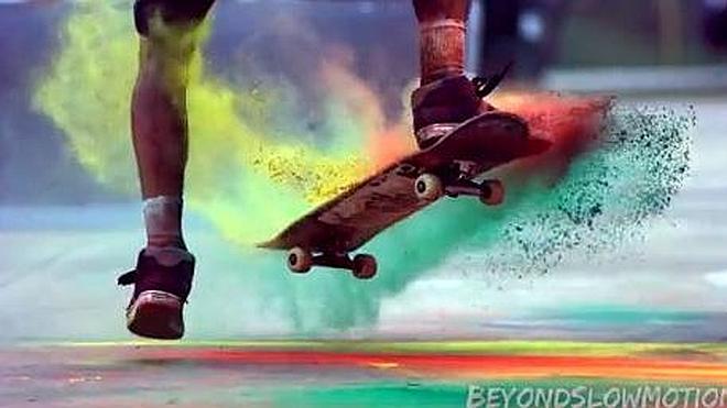 Skateboarding sobre colores