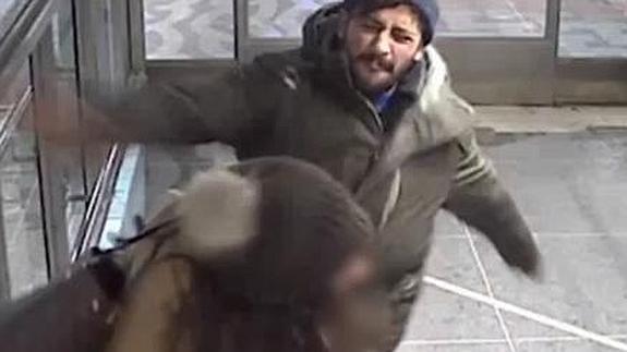 Golpea a la mujer que le impidió robar en una estación de Estocolmo