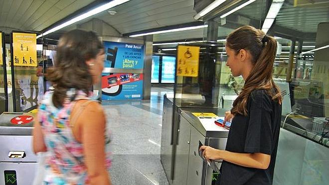 El pago con el móvil al bus, metro y tranvía en Valencia y su área metropolitana ya está disponible en los principales operadores de telefonía