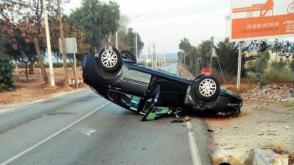 Una conductora sale ilesa tras volcar su coche en una acequia de Puzol