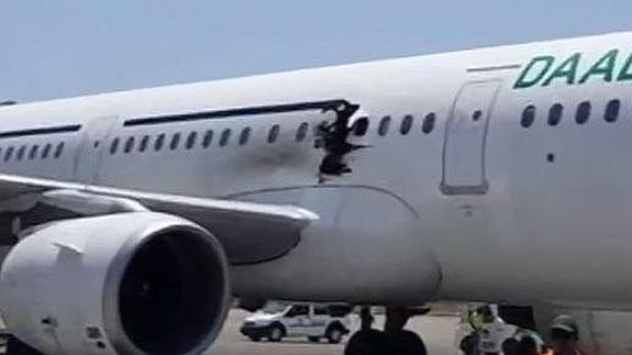 Aterriza un avión en Somalia tras estallar una bomba a bordo