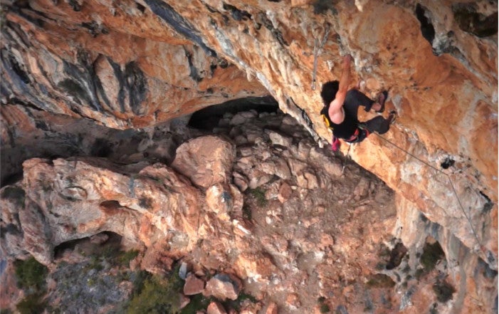 Deportistas y montañistas se movilizan para impedir la prohibición de la escalada en el Montgó