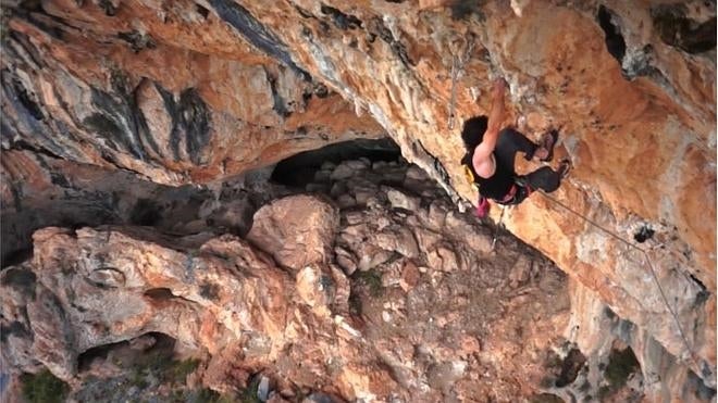 Deportistas y montañistas se movilizan para impedir la prohibición de la escalada en el Montgó