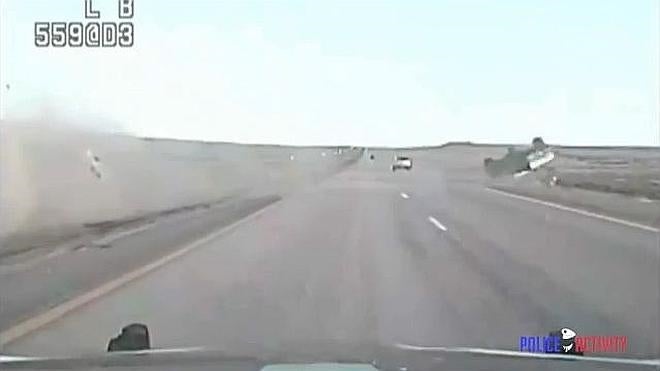 Un delincuente sale despedido de su coche en un accidente