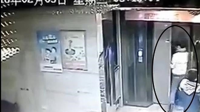 Sobrevive a una caída de cuatro pisos por el hueco del ascensor