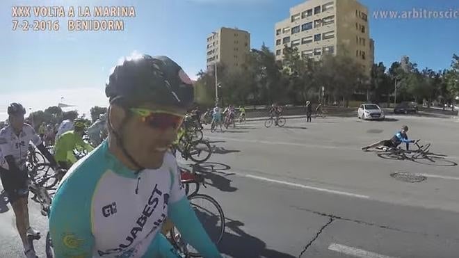 El viento derriba a algunos ciclistas en la XXX Volta a la Marina